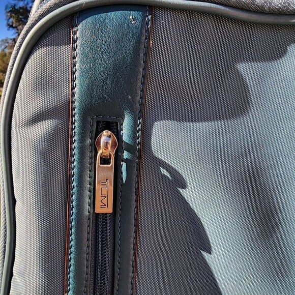 Tumi Vista Super Light Upright Carry On 20" Rolling Suitcase Teal Two Wheeled - Picture 4 of 16